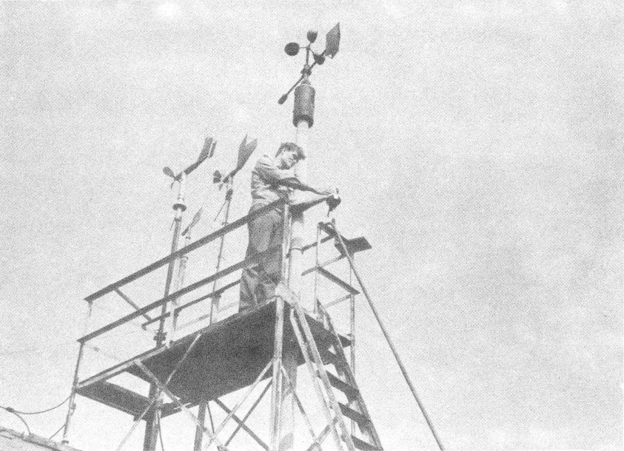 Plošina Školní povětrnostní stanice Vojenské technické akademie s čidly větroměrných systémů v 50. letech